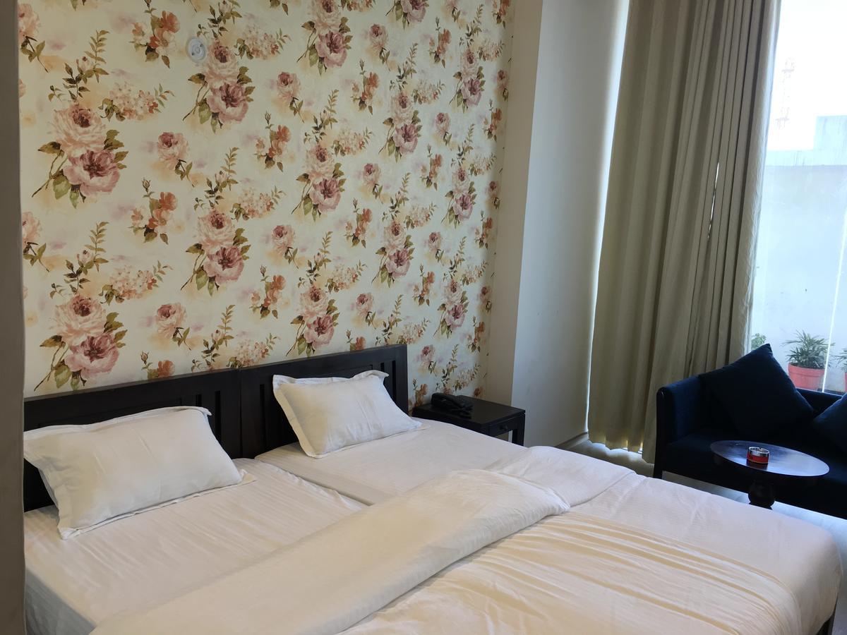 Townhouse Oak 46940 Hotel Vrindavan Sultanpur  Bagian luar foto